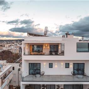 3 bedroom penthouse apartment with pool in Chania town, sleeps 6